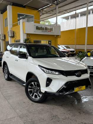 TOYOTA HILUX SW4 2.8 D-4D TURBO DIESEL DIAMOND 7L 4X4 AUTOMÁTICO